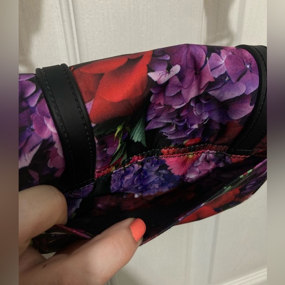 Herschel Retreat floral print cross body purse - Picture 4 of 5